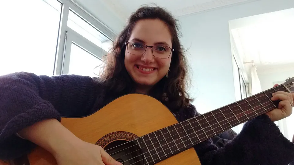 Klasik gitar çalan İpek Bolakca